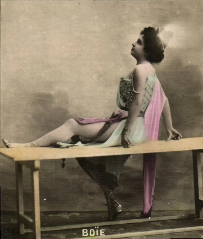 Femme en costume oriental — pose sur table — Boëie - Recto
