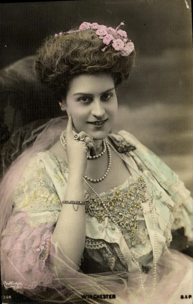 Mulher em traje de cena em Winchester — Peut-Rouvier, Paris, n°1306 - Frente