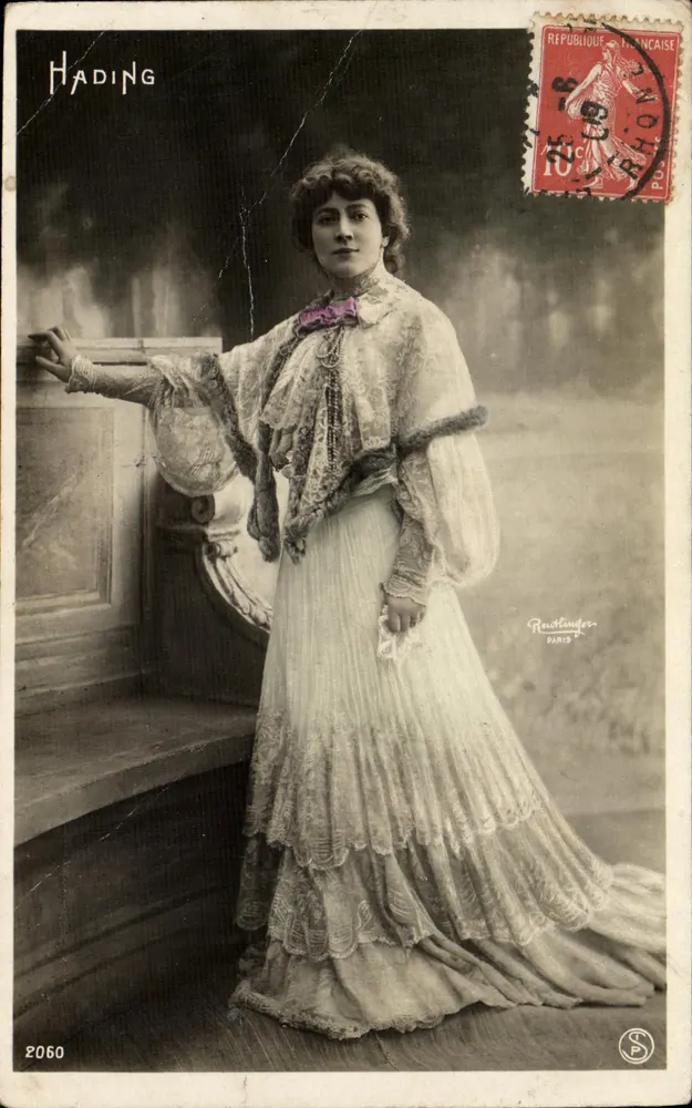 Jeune femme en robe à volants — portrait studio — HADING, n°2060 - Frente