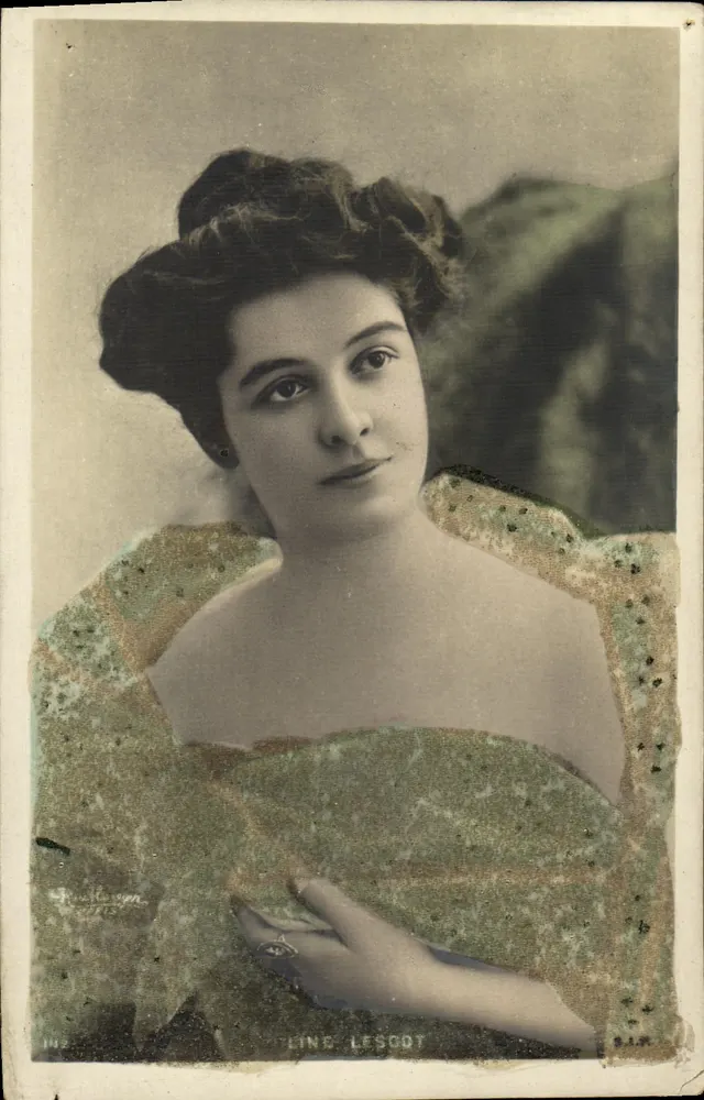 Line Lescot — portrait en buste — éditeur F. K. Léon - Frente
