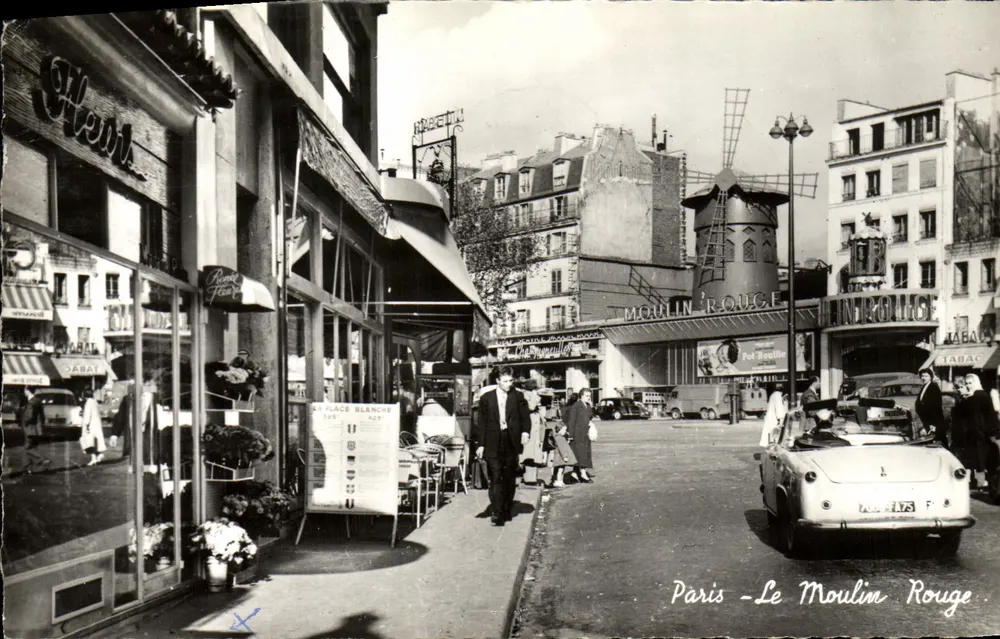 Paris - O Moulin Rouge — vista da Place Blanche com sinalização e carro - Frente