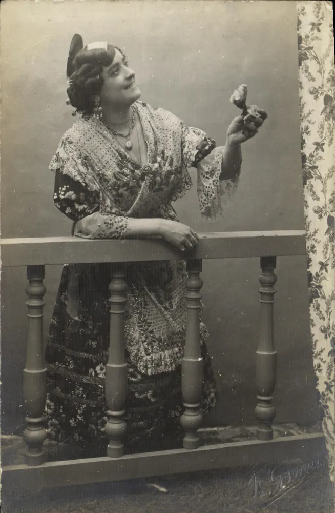 Frau in Kleid mit Mustern — auf Balkon posierend — J. Gommer - Vorderseite