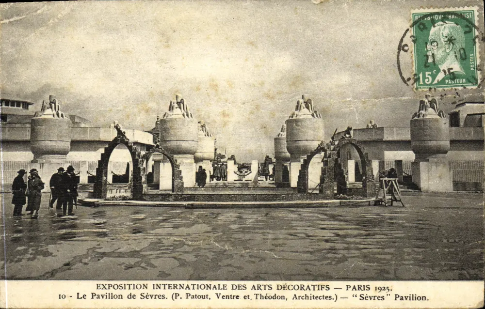 Pavillon de Sèvres — Exposition Internationale des Arts Décoratifs — Paris 1925 — (P. Patout, Ventre et Théodon, Architectes) - Vorderseite