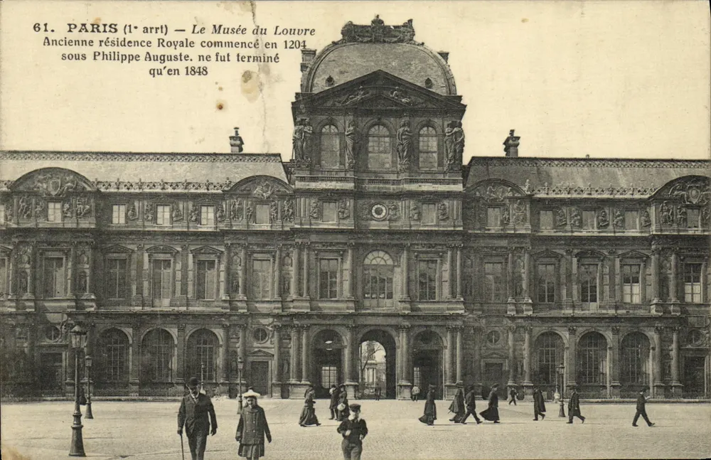 Paris (1er arrt) — O Museu do Louvre — Antiga residência Real iniciada em 1204, só foi concluída em 1848 - Frente