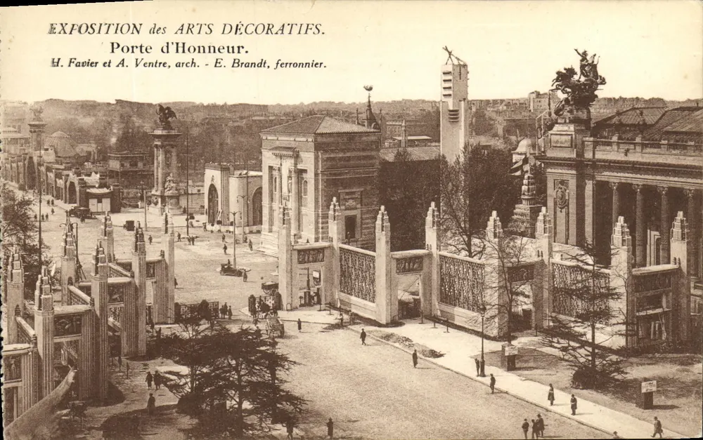 Exposição dos Artes Decorativas — Porta de Honra — H. Favier e A. Ventre, arquitetos — E. Brandt, ferreiro - Frente