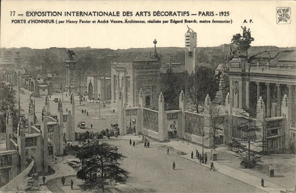 Ehrentor — Internationale Ausstellung für Dekorative Künste — Paris 1925 — von Henry Favier und André Ventre, Architekten, realisiert von Edgard Brandt, Meister Eisenarbeiter - Vorderseite