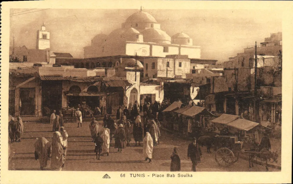 Tunis - Praça Bab Souïka — vista de mercado com mesquita no fundo — série 66, editada pela Cie. dos Artes Fotográficas de Strasbourg - Frente