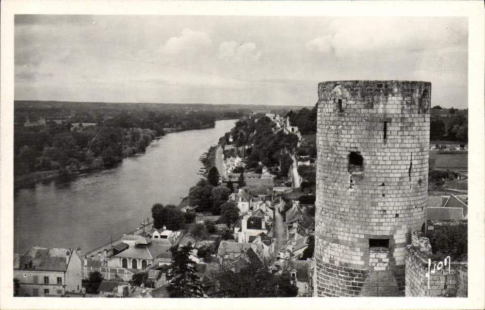 Chinon (Indre-et-Loire) — O Castelo. Torre do Moulin e vale da Vienne — Les Éditions d'Art YV/3, Paris - Frente