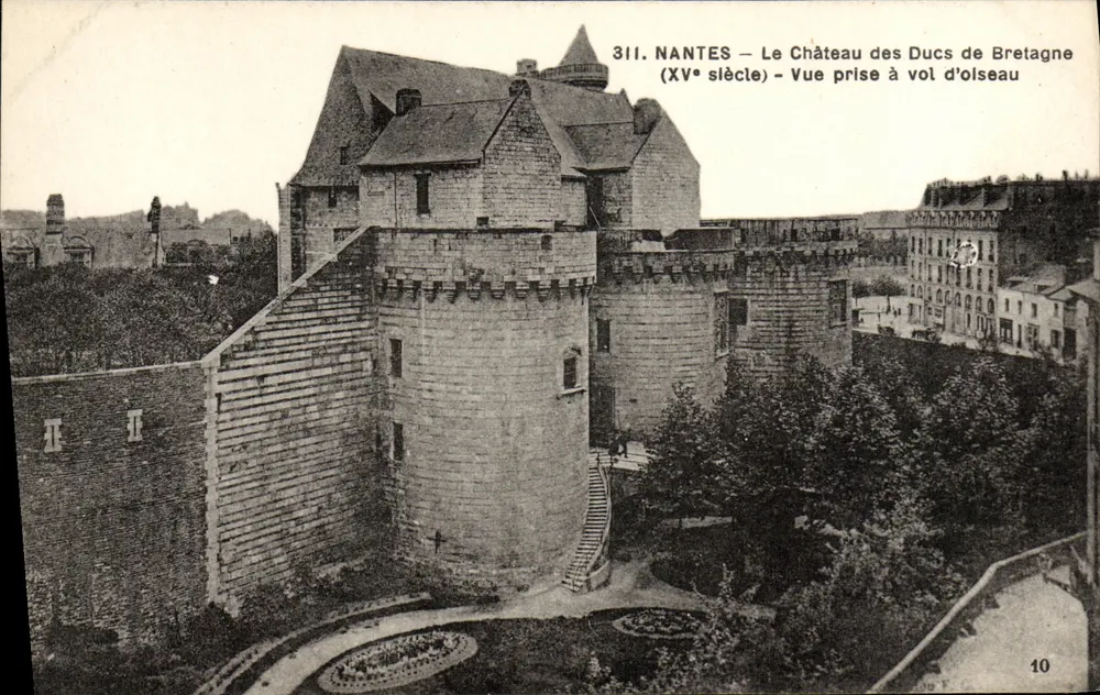 NANTES — Schloss der Herzöge von Bretagne (15. Jahrhundert) — Vogelperspektive - Vorderseite