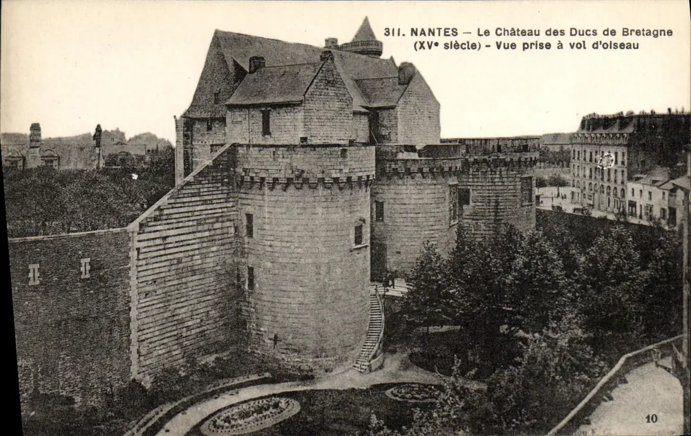 NANTES — Schloss der Herzöge von Bretagne — Vogelperspektive — G. Chapeau, Verlag Nantes - Vorderseite