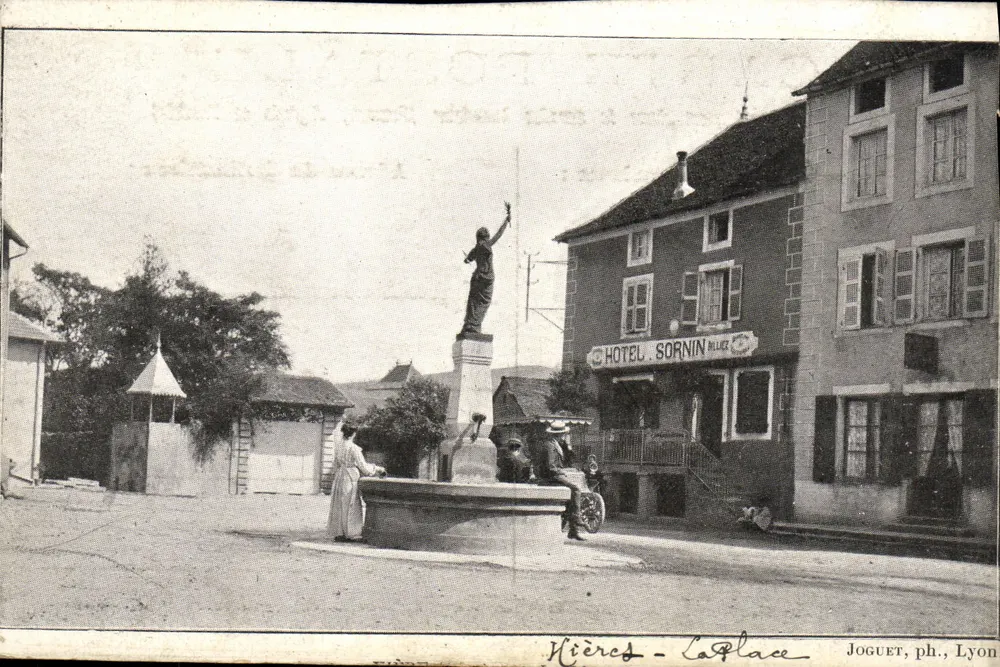 Nières - Die Place — Statue auf Brunnen in der Mitte, Hotel Sornin rechts — Verlag JOGUET, ph. Lyon - Vorderseite