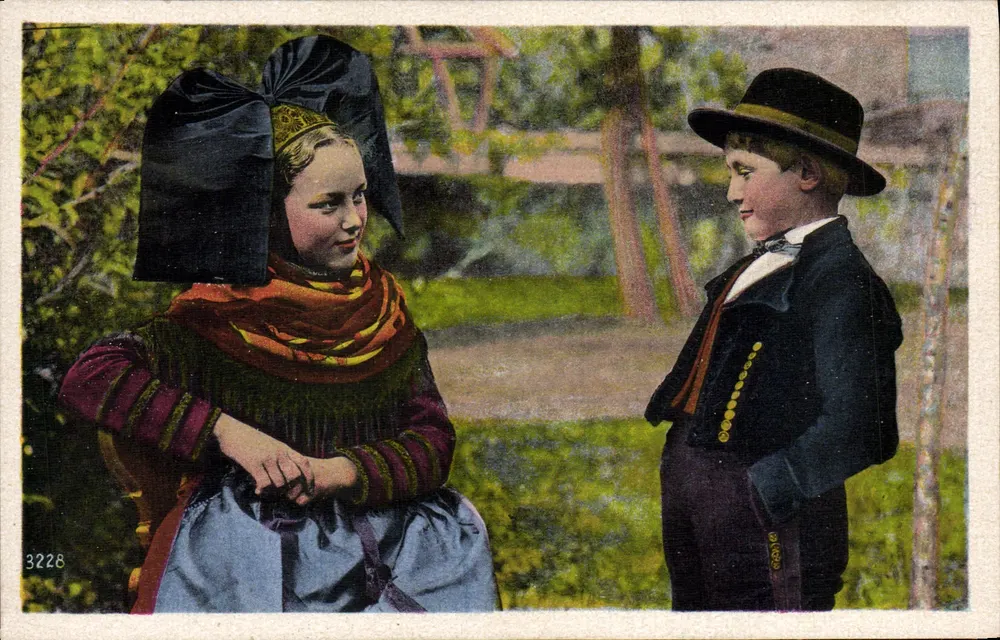 Młoda dziewczyna w tradycyjnym kapeluszu i chłopiec w stroju — Hansel & Liesel — Verlag Jul. Münias & Cie, Straßburg-Schillighelm - Awers