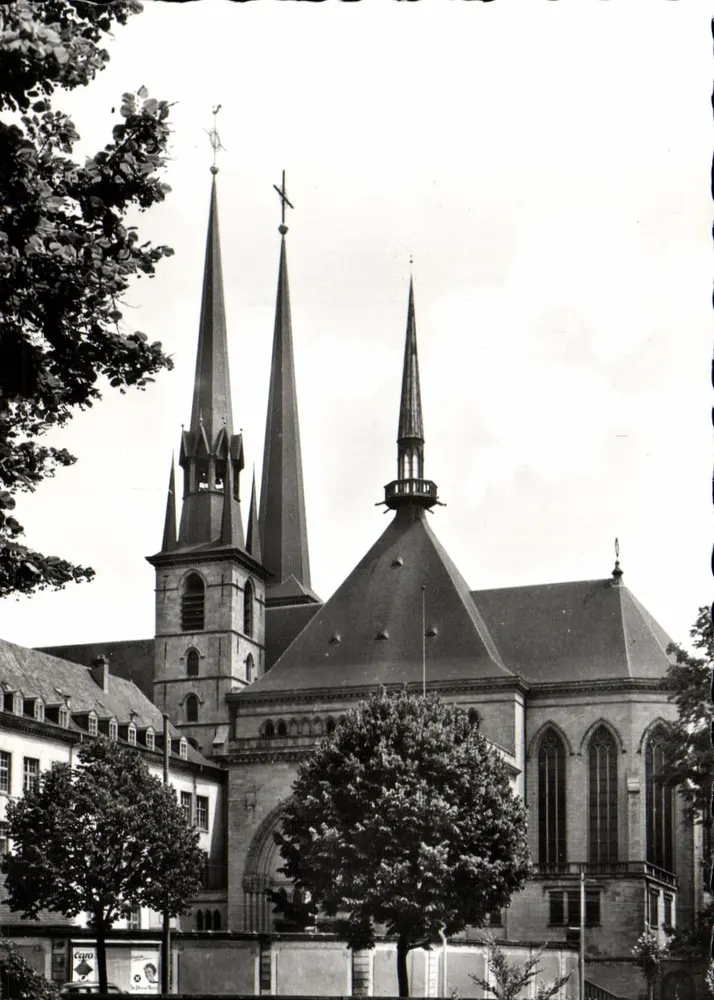 Igreja de São Pedro do Luxemburgo — vista frontal — Edit. Landau, Luxemburgo Interdita - Frente