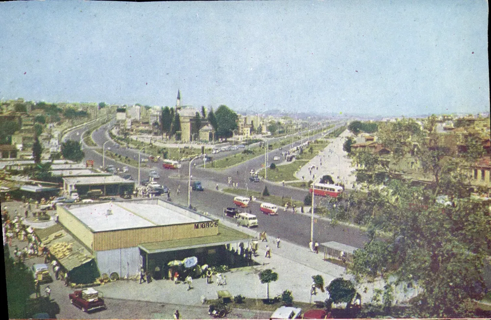 Vatan ve Millîet Caddesi — vue panoramique avec supermarché Migros et mosquée — éditeur TCDD Matbaası, Izmir - Frente