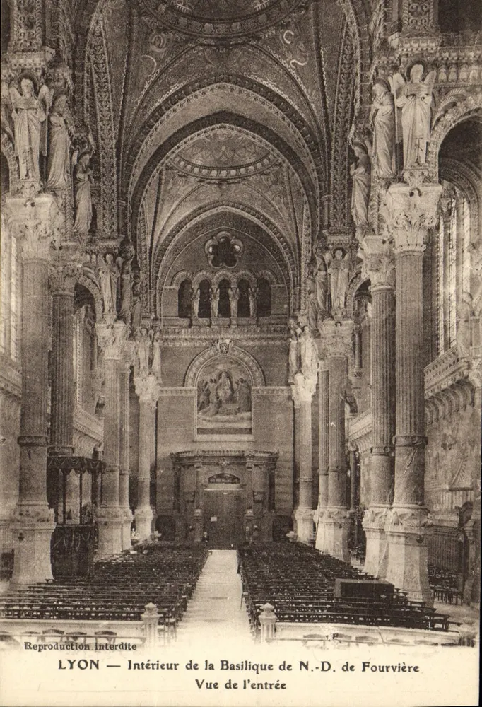 LYON — Innenansicht der Basilika Notre-Dame de Fourvière — Blick auf den Eingang - Vorderseite