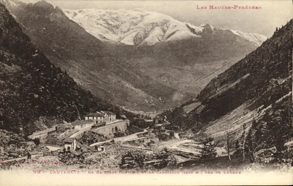 Cauterets — La Raielère (1047 m) und der Cabalíros (2833 m) von Lutour aus gesehen — Les Hautes-Pyrénées - Vorderseite