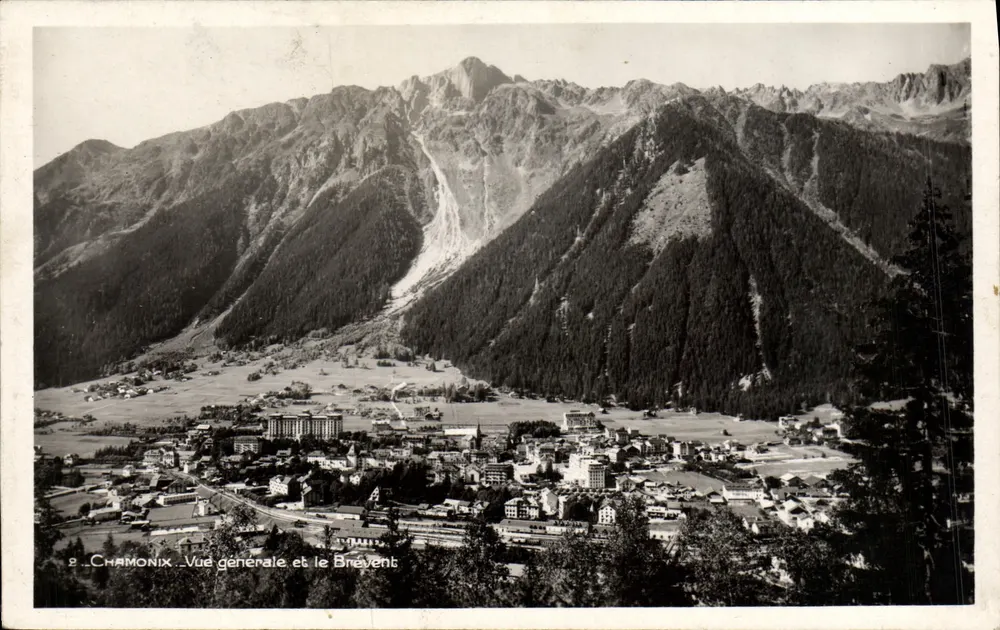 Chamonix — Vista geral e o Brevent — Photo-édit. Chamonix (Haute-Savoie) - Frente