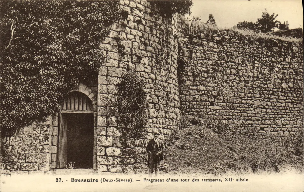 Bressuire (Deux-Sèvres) — Fragment einer Turm der Mauern, 12. Jahrhundert - Vorderseite