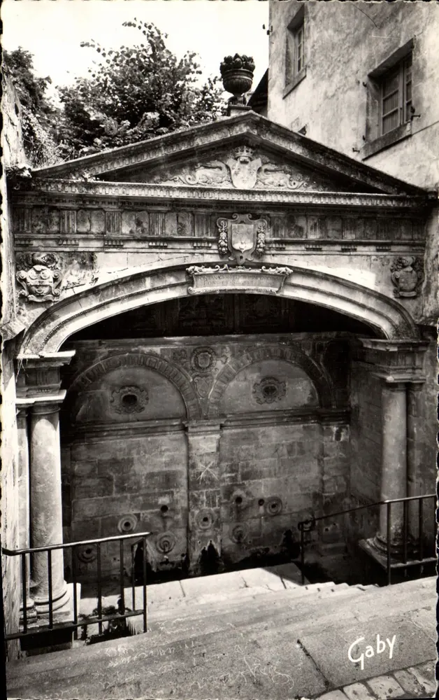 Fontaine des Katios — Fontaine ornée d'un fronton sculpté — Gaby, Éditions Gaby - Vorderseite