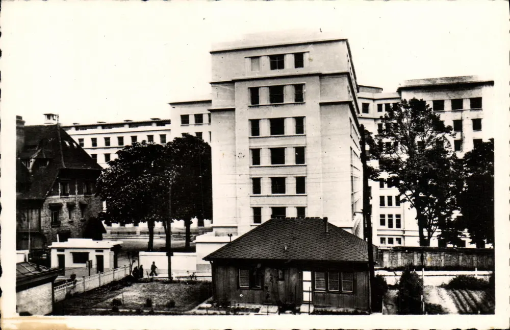 Hospital Foch — Suresnes — Foto Verdadeira, Paris - Frente