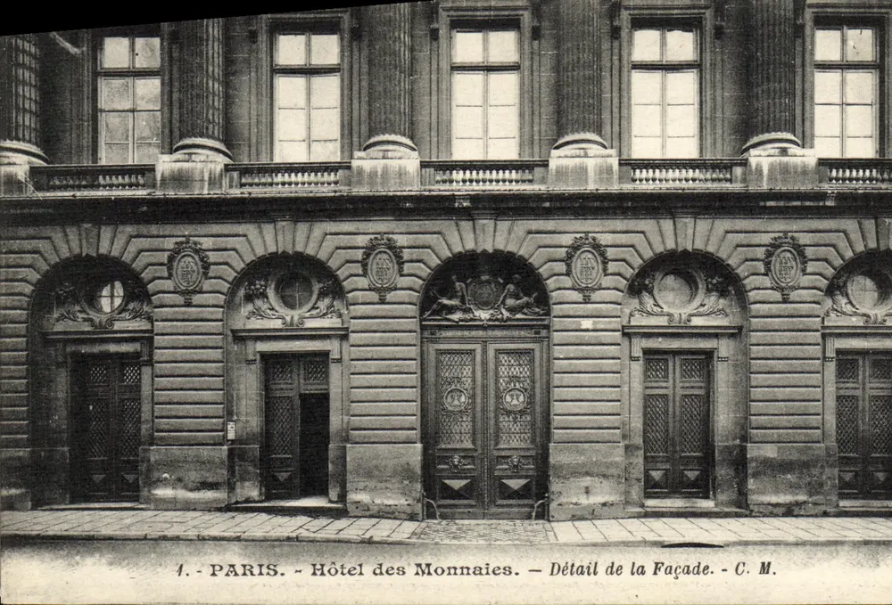 Paris - Münzhof - Detail der Fassade - C. M. - Vorderseite