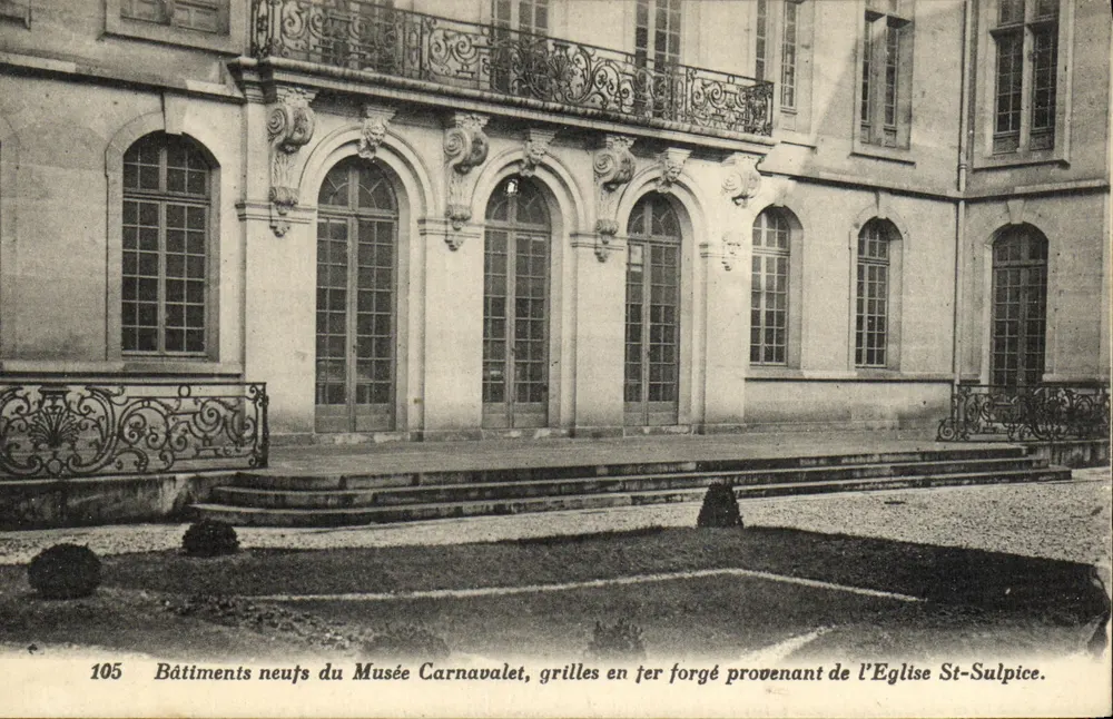 Neubauten des Museums Carnavalet — Eisenzaun aus der Kirche St-Sulpice — Verlag A. Moutet, Nr. 105 - Vorderseite