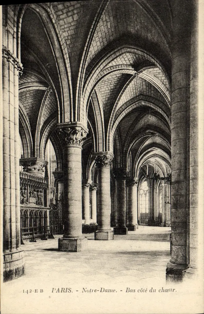 Paris - Catedral de Notre-Dame - Lado inferior do coro - Frente