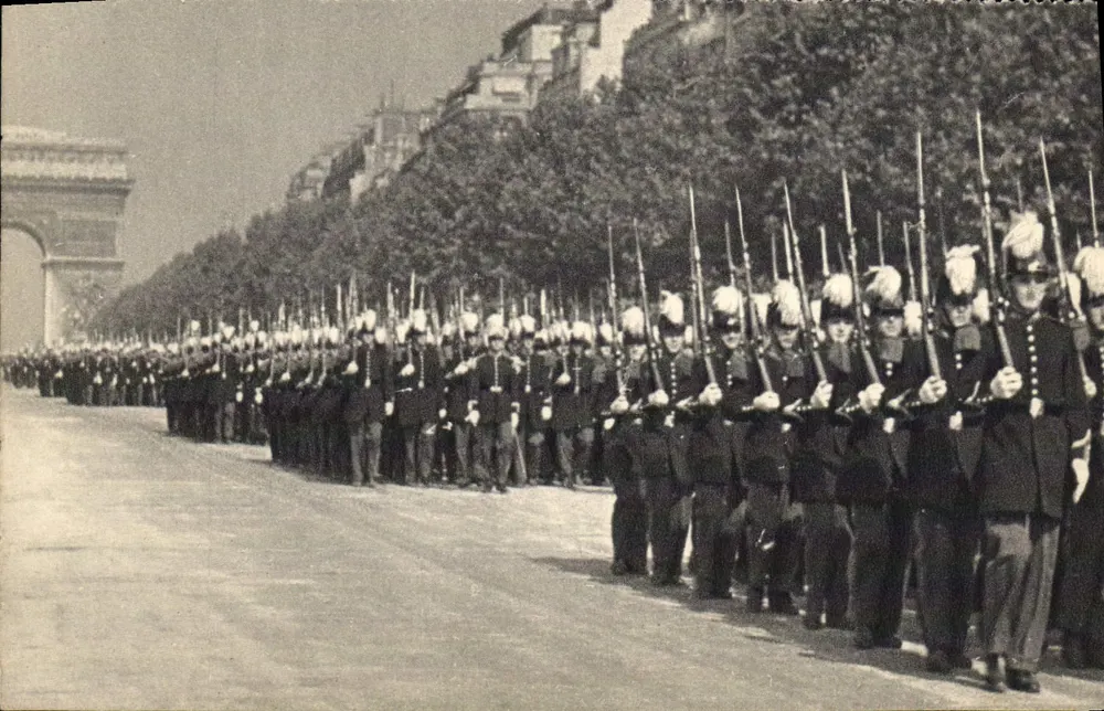 Marcha de soldados no Arco do Triunfo — Escola Especial Militar — Georges Lang, Paris - Frente