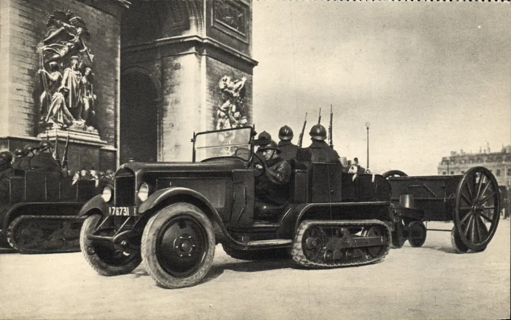 Artiglieria motorizzata davanti all'Arco di Trionfo — Georges Lang, editore Parigi - Recto