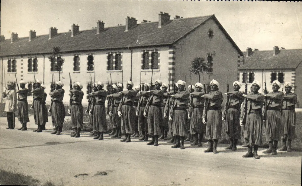 Tirailleurs Marocains — formation militaire devant bâtiments — éditeur Georges Lang, Paris - Frente