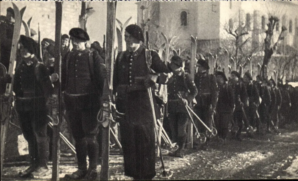 Eclaireurs-skieurs — Equipe de jovens esquiadores em uniforme militar — Editor: GEORGET-LANE, Paris - Frente