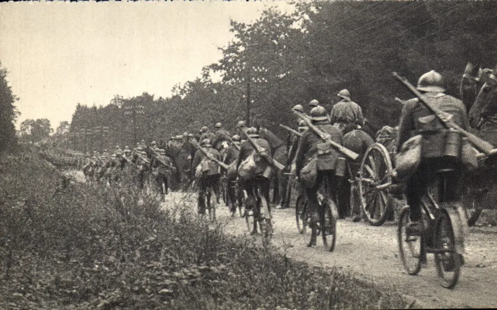 Radfahrer-Abteilung, die eine Artillerie-Kolonne überholend — Verlag Georges Lang, Pura - Vorderseite