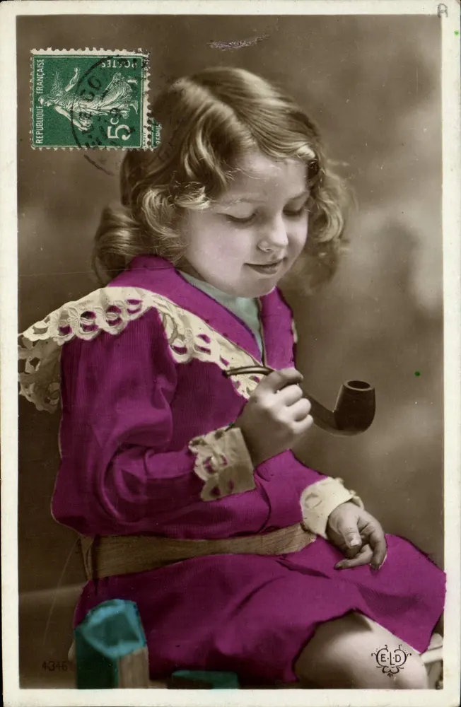 Menina pequena em vestido roxo — segurando um cachimbo — editor ELD, n° 4346 - Frente