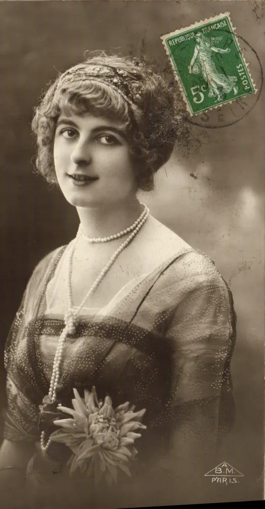 Junge Frau in Seidenkleid und Perlenkette — B.M. PARIS — 5c grüner Poststempel - Vorderseite