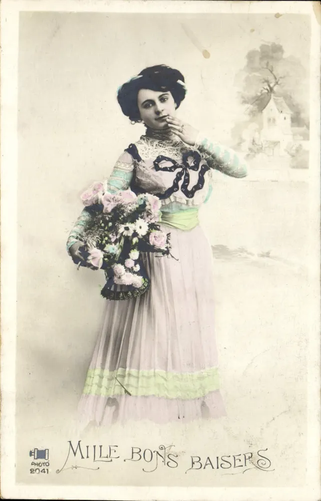 Mulher em vestido colorido segurando um buquê — 'MILLE BONS BAISERS' — Foto 2041 - Frente