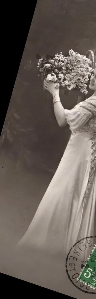 Frau in langer Robe mit Blumenbouquet — Seine-et-Oise — unbekannter Verlag - Vorderseite
