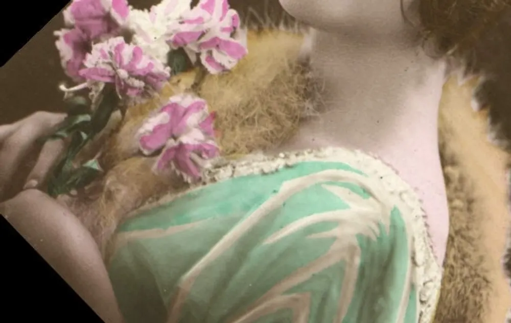 Frau in Pelz mit Blumen - Vorderseite