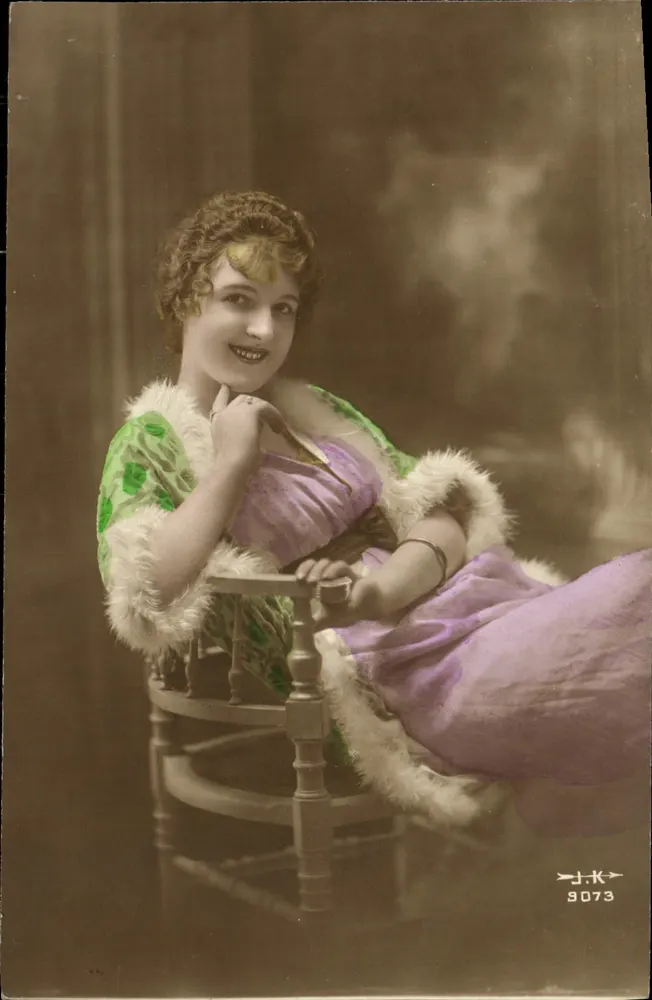 Junge Frau in einem violetten Kleid und grüner Schal — J.K. 9073 - Vorderseite