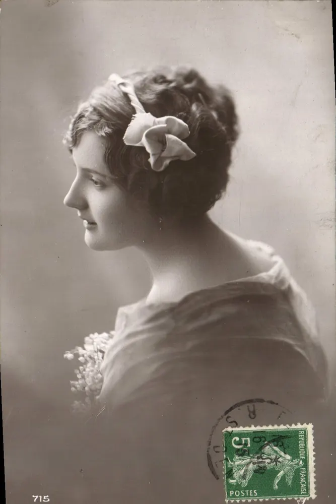 Junge Frau im Profil — fotografisches Portrait — Serie 715, veröffentlicht von ? - Vorderseite