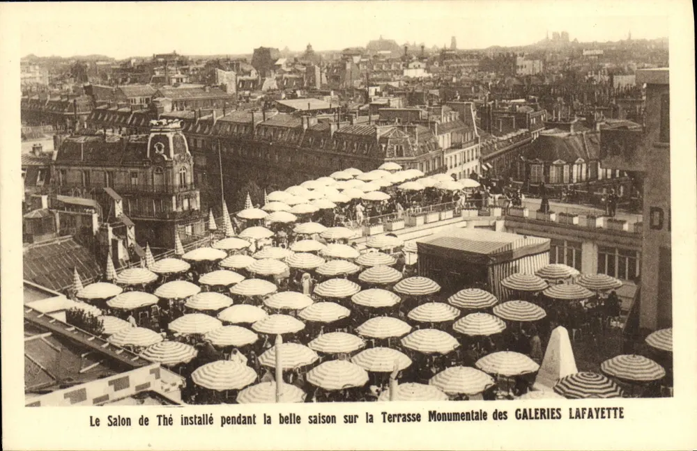 Het Theesalon geïnstalleerd tijdens de mooie tijd op de monumentale terras van de GALERIES LAFAYETTE — Antieke ansichtkaart 0592 - Voorkant