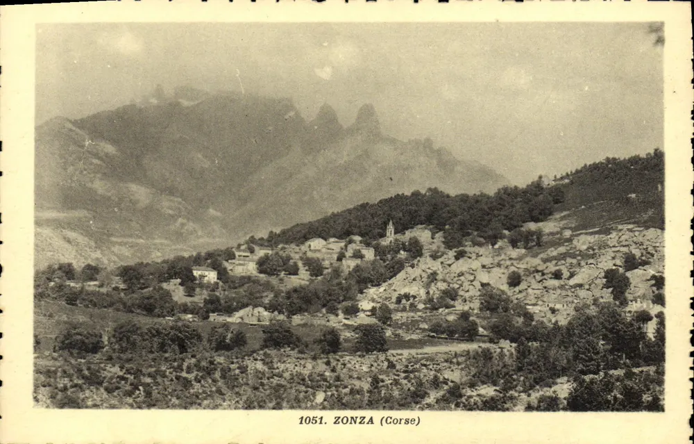 ZONZA (Córse) — vista do vilarejo e das montanhas — A. Tomasi, Ajaccio (Córse), n° 1051 - Frente