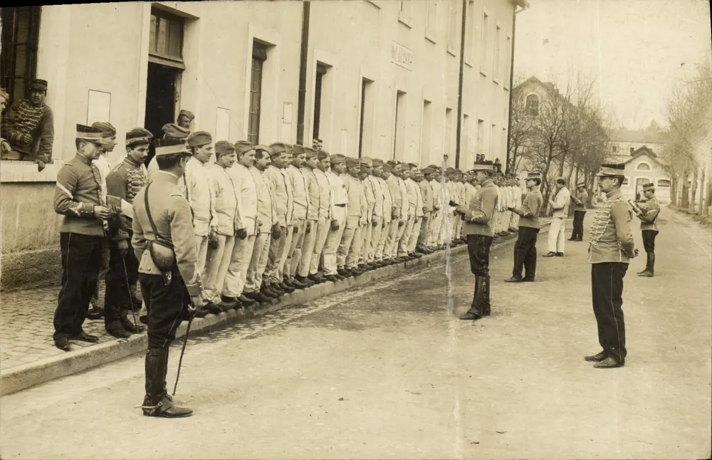 Militärversammlung — Soldaten in Uniform vor einem Gebäude — unbekannter Verlag - Vorderseite