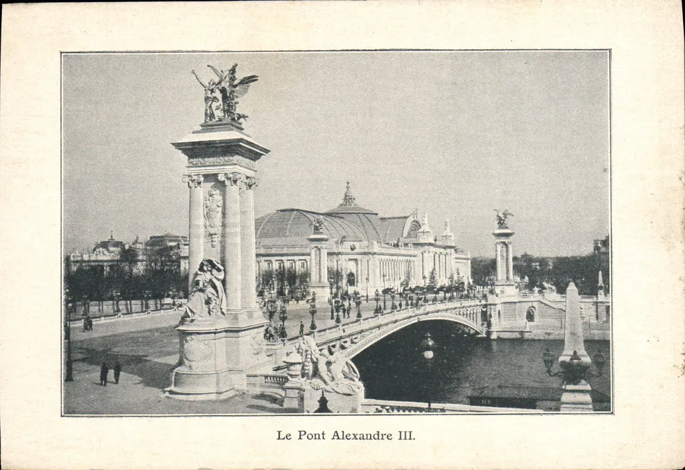 Le Pont Alexandre III — vue du pont et du Palais de l'Exposition avec statues d'anges et de personnages — éditeur imprimeur non visible - Frente