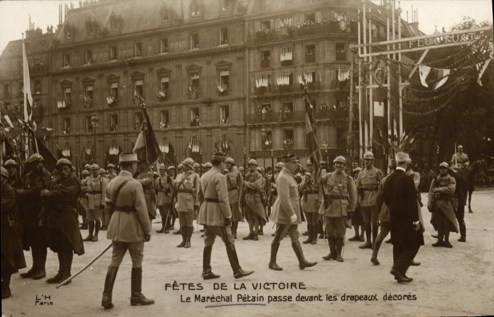 Feste der Sieges — Der Marschall Pétain geht vorbei an den dekorierten Fahnen — L'H Paris - Vorderseite