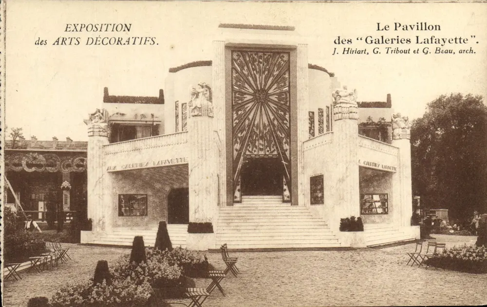Ausstellung der Dekorativen Künste — Das Pavillon der Galeries Lafayette — J. Hiriart, G. Tribout und G. Beau, Architekten - Vorderseite