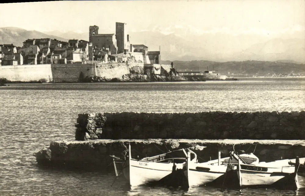 Antibes - Panorama und die Alpenkette — Levé et Neurbin Réunis, Imp. Litellier, Paris - Vorderseite