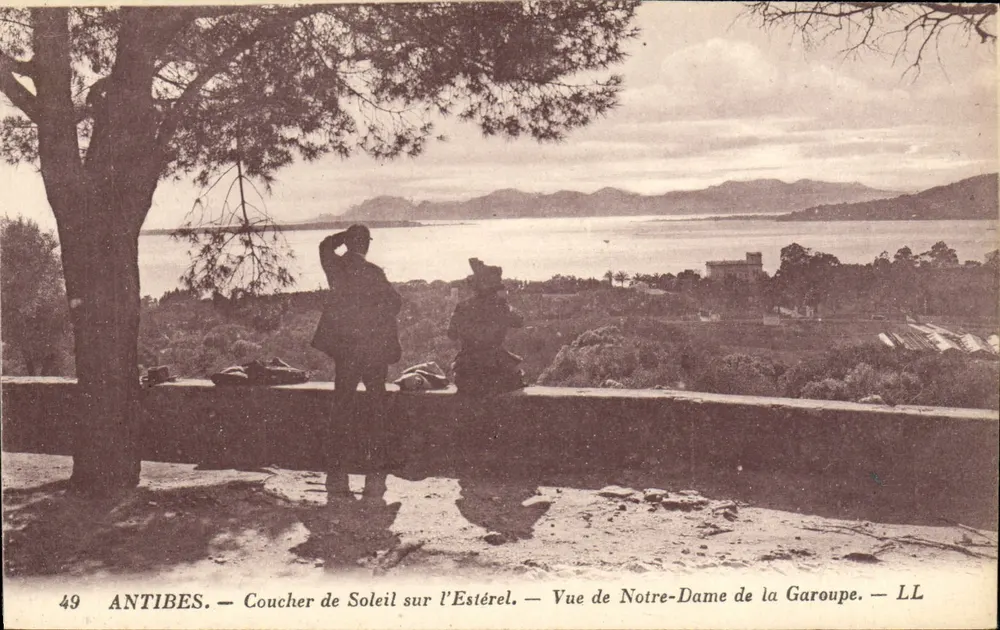 Antibes — Sonnenuntergang über den Estérel — Ansicht der Notre-Dame de la Garoupe — LL - Vorderseite