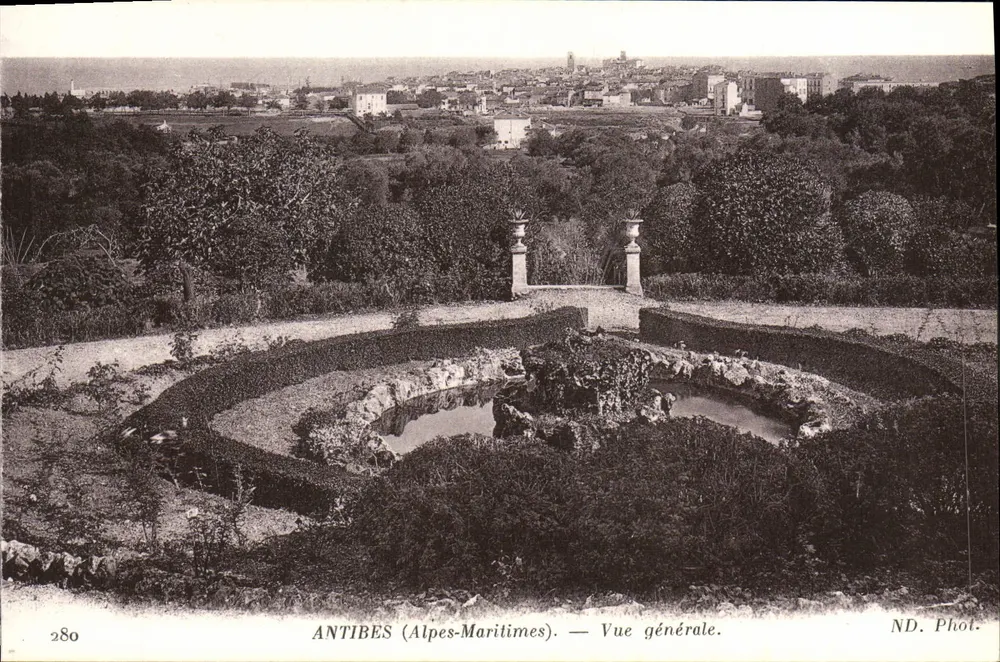 Antibes (Alpes-Maritimes) — Vista Geral — ND. Fot. - Frente