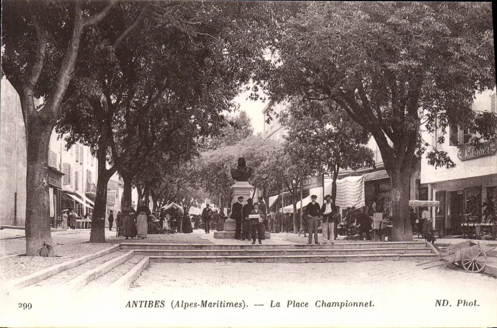 ANTIBES (Alpes-Maritimes) — A Praça Championnet — ND. Phot. - Frente