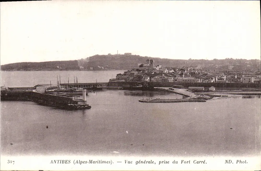 Antibes (Alpes-Maritimes) — allgemeiner Blick, aufgenommen vom Fort Carré — ND. Fot. - Vorderseite